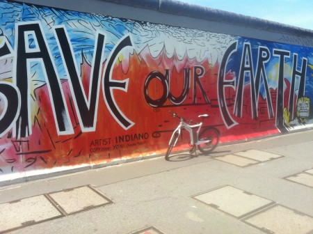 smart ebike Berlin Mauer save our earth graffiti