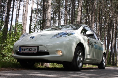 Nissan Leaf Elektrofahrzeug von unten